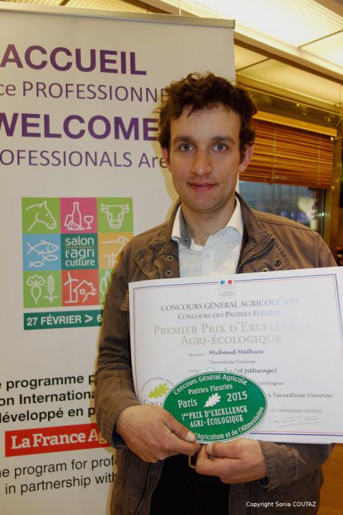 Mathieu Michaud, agriculteur à Bourg-Saint-Maurice, qui s’est vu remettre cette année le premier prix de « l'excellence agri-écologique » dans la catégorie « prairie de fauche de montagne ».