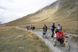  Groupe de personnes à mobilité réduite lors d'une sortie handi-rando organisée par le Parc national de la Vanoise