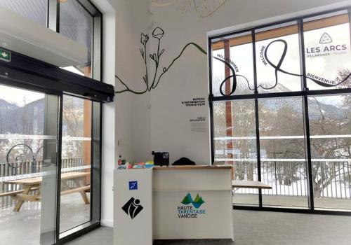 Bureau d'Information Touristique de Villaroger_Villaroger - L'intérieur de l'espace d'accueil à Villaroger