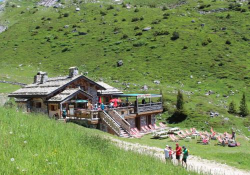 Les Barmettes Eté - Le refuge et sa terrasse en été