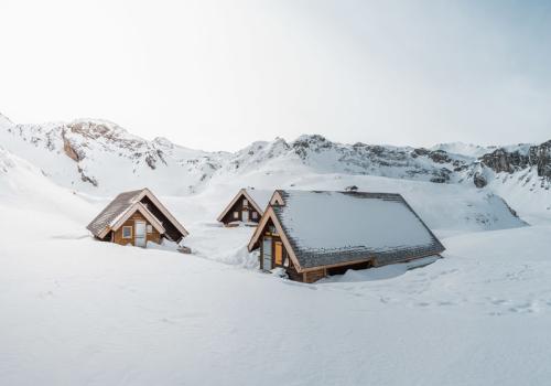 Le refuge du Fond des Fours sous la neige en hiver - Le refuge du Fond des Fours sous la neige en hiver