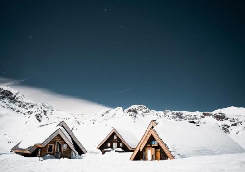 Le refuge du Fond des Fours sous la neige en hiver la nuit - Le refuge du Fond des Fours sous la neige en hiver la nuit