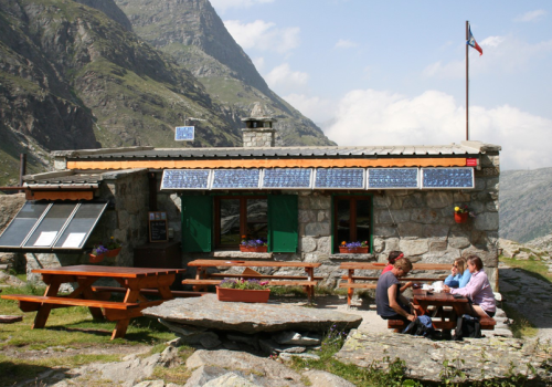 Refuge d'Ambin à Val Cenis-Bramans - Randonneurs devant le refuge d'Ambin