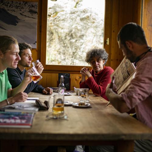 Moment de convivialité en refuge