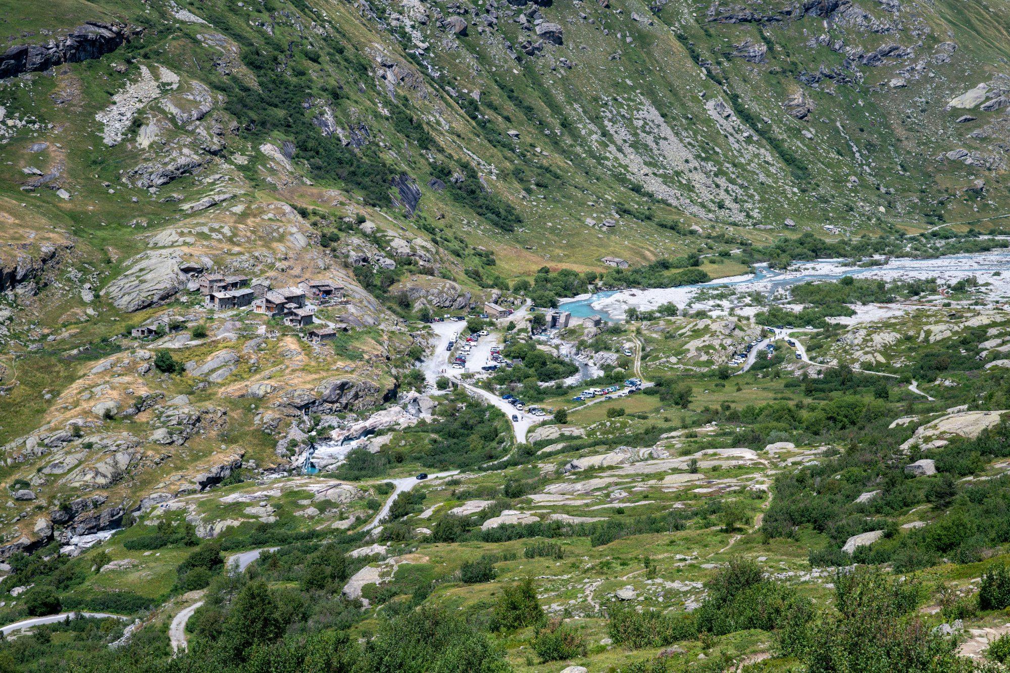 Le hameau de l'Écot, son parking de départ de randonnée, et l'Arc