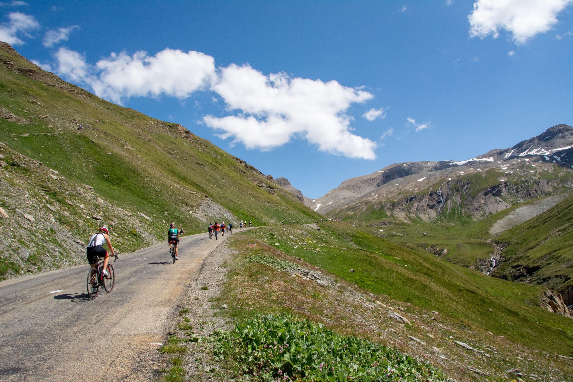 Vélo sur la route du Col de l'Iseran, commune de Bonneval sur Arc