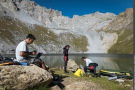 Préparation du matériel pour l'étude du lac Merlet supérieur