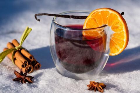 Pot d'accueil à Bonneval sur Arc - Tasse de vin chaud dans la neige