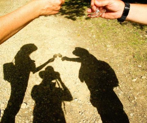 Instant accueil et infos_Aussois - ombres de personnes qui trinquent
