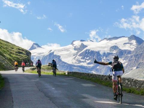Montée cycliste du col de l'Iseran - Cyclistes dans la montée du col de l'Iseran