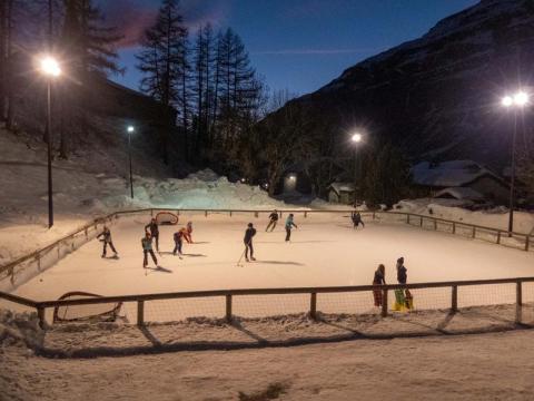 La patinoire en délire - joueurs de hockey sur la patinoire