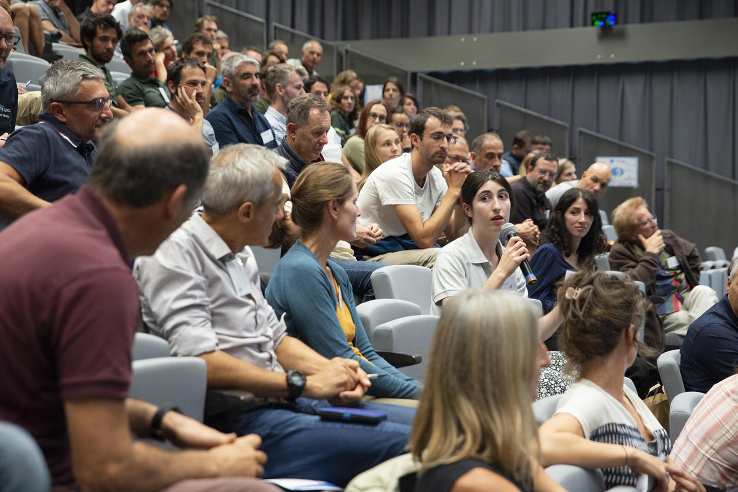 150 participants et des échanges fructueux. Ici, intervention de Dune Somsois (PNV) sur l’analyse des images thermiques et infrarouges © PNV – Florian Maurer