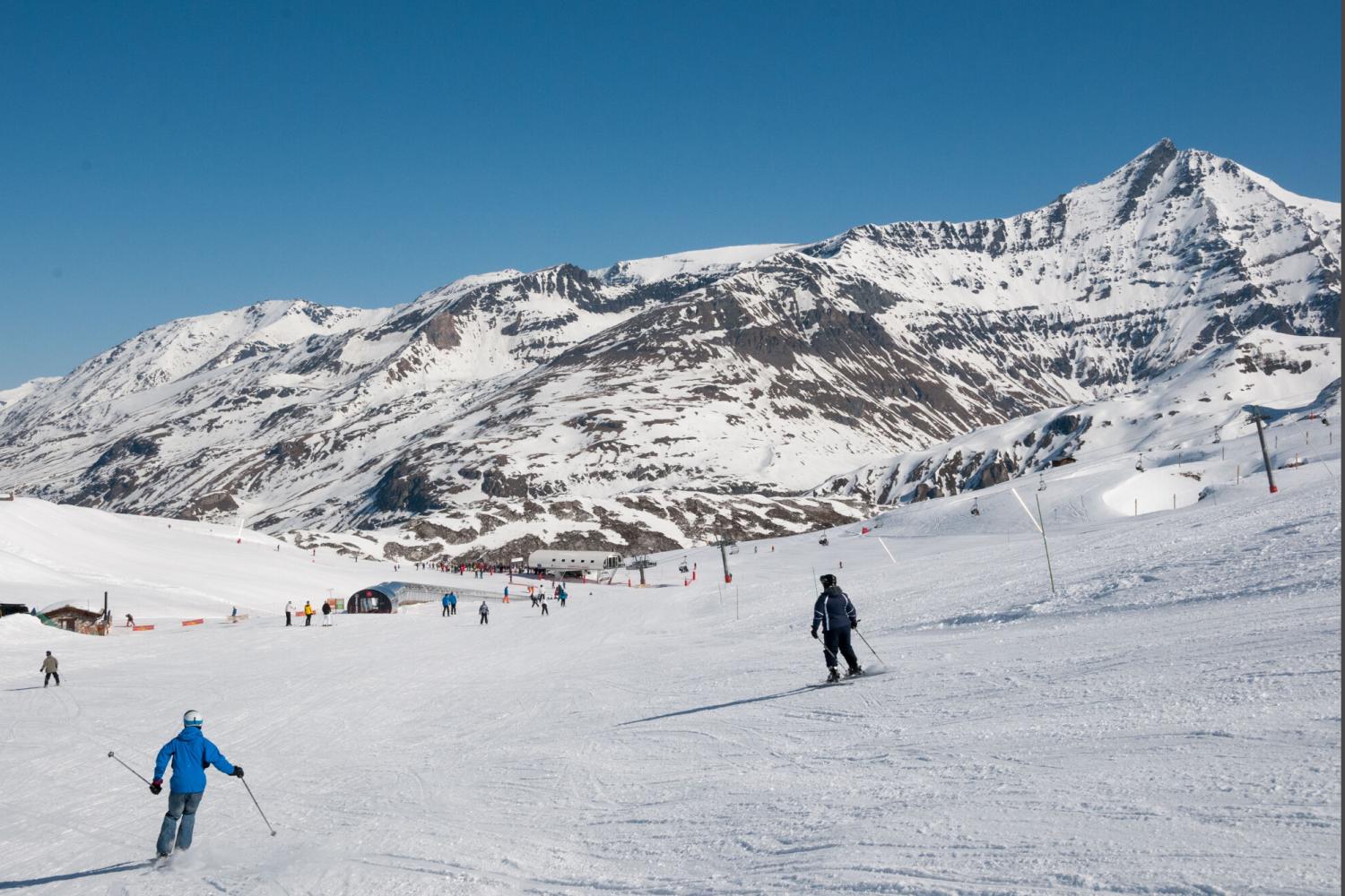 Skieurs sur les pistes de ski de Val d'Isère