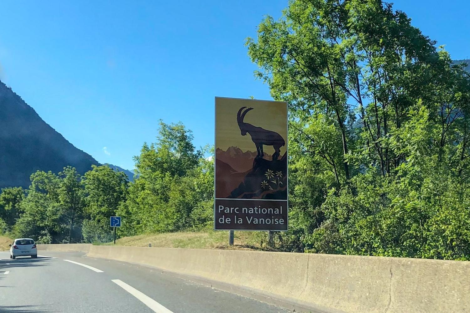 Panneau routier sur la route RN90