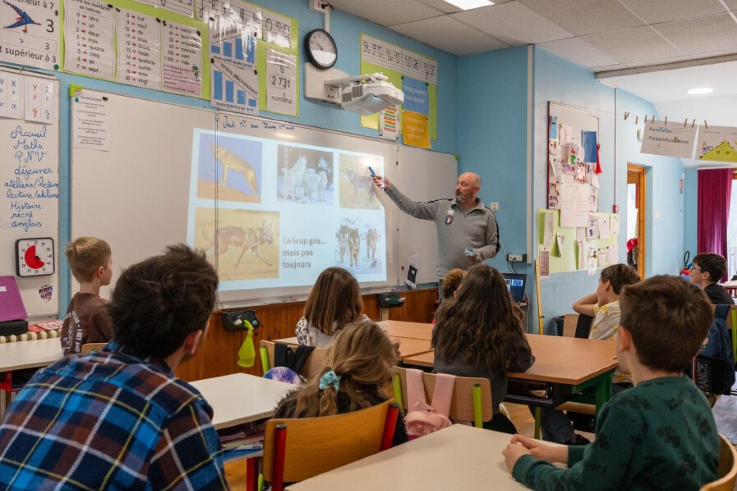Garde-moniteur au tableau en classe