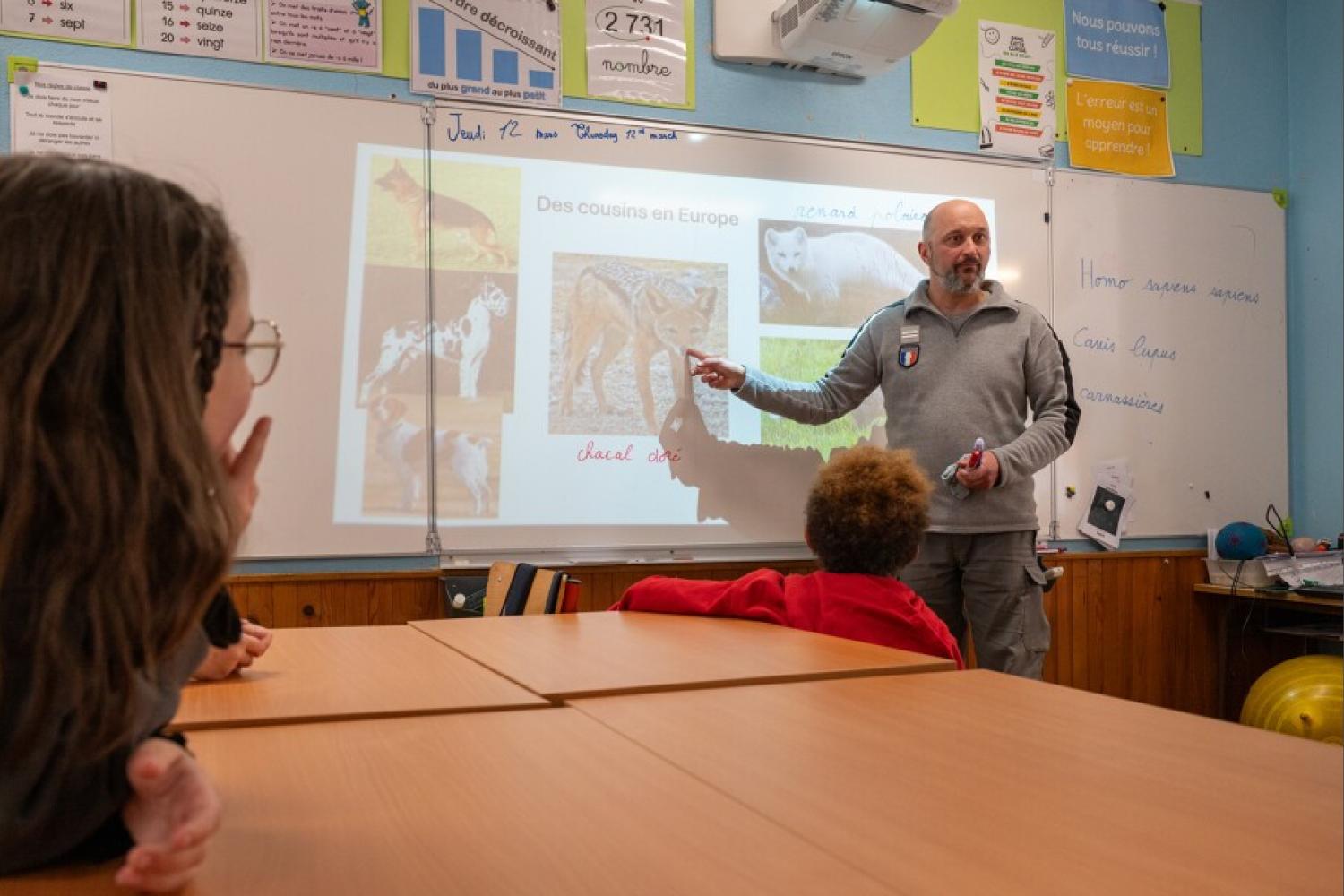 Garde-moniteur au tableau en classe