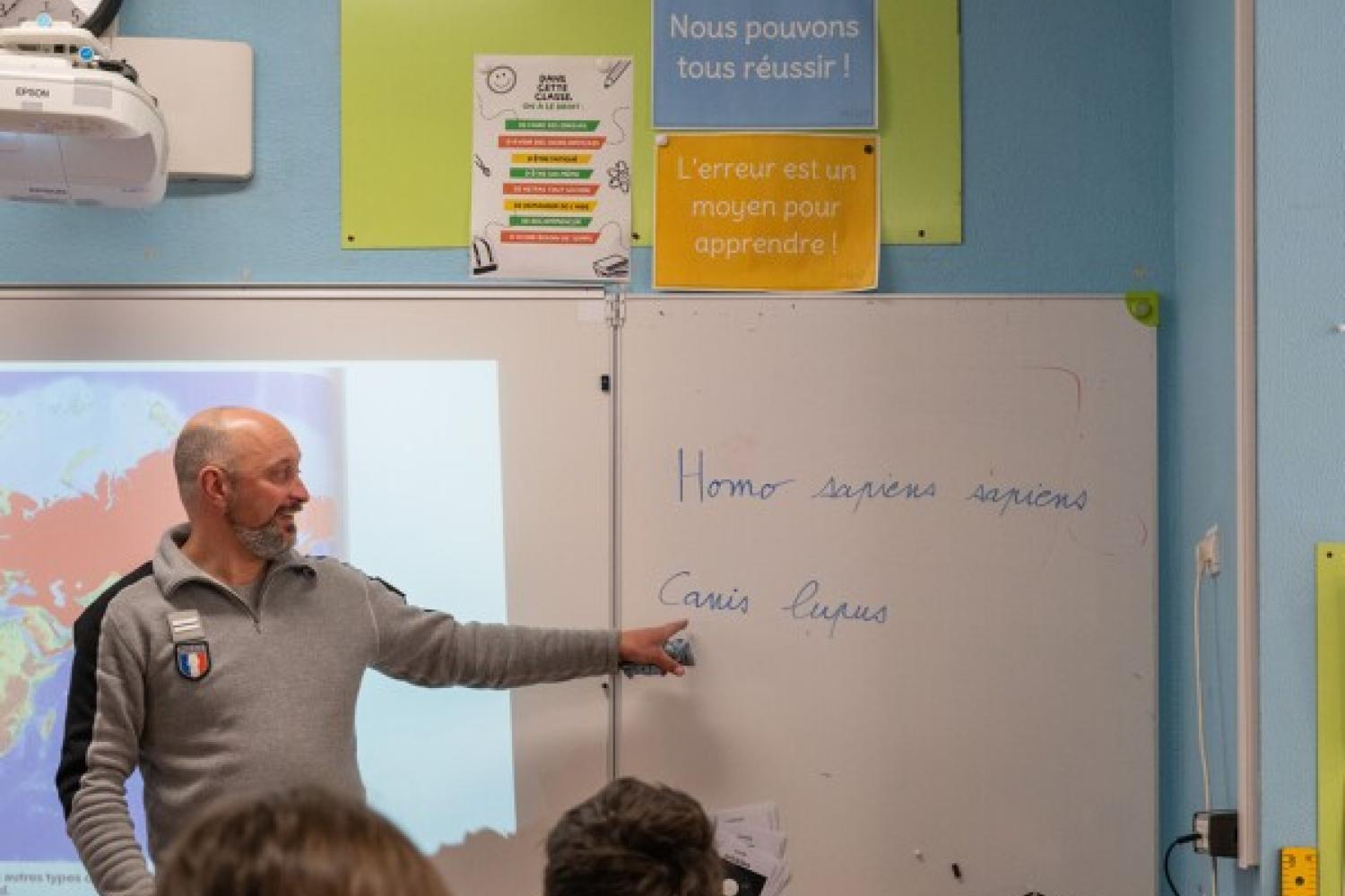 Présentation par un garde-moniteur au tableau dans une école