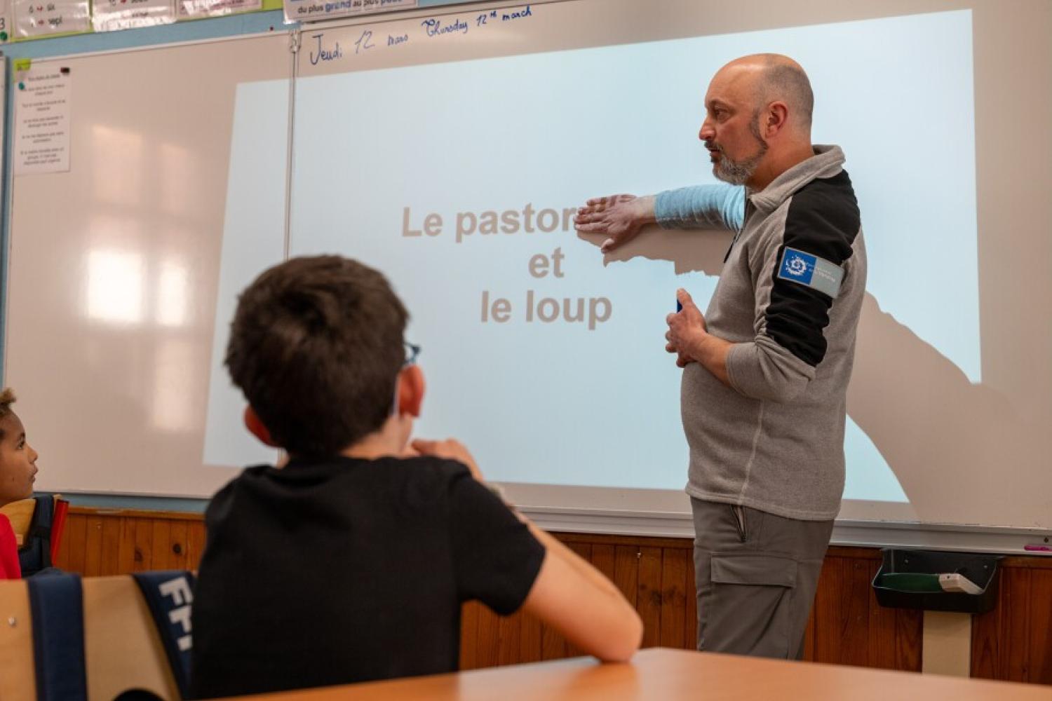Garde-moniteur du Parc national de la Vanoise, au tableau devant une classe