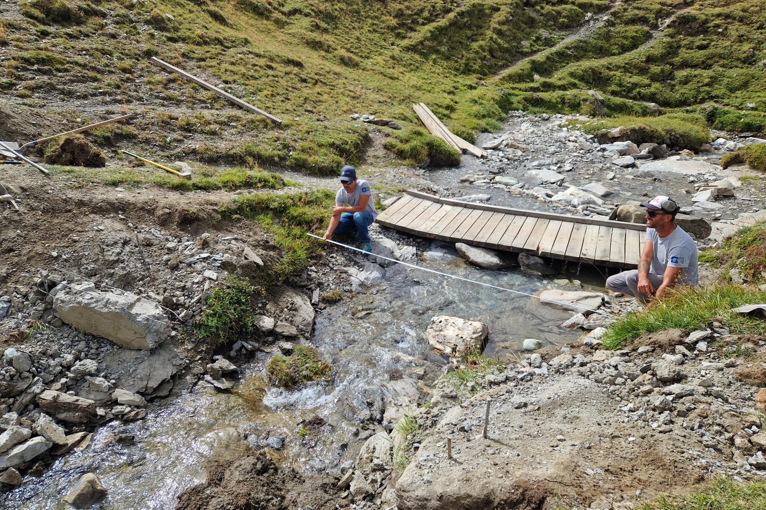 Construction du pont en pierre sèche à côté du refuge de la Femma