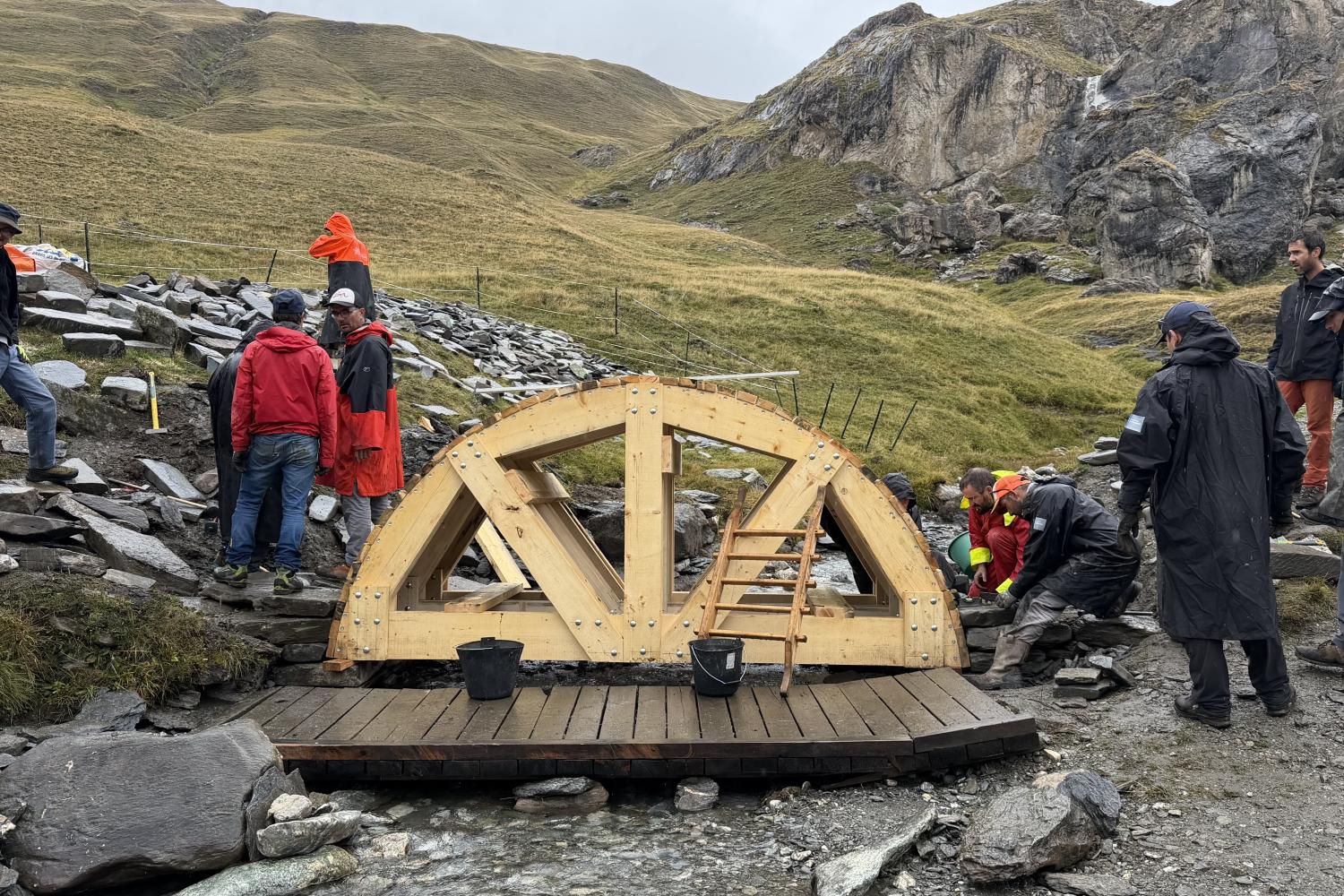 Construction du pont en pierre sèche à côté du refuge de la Femma