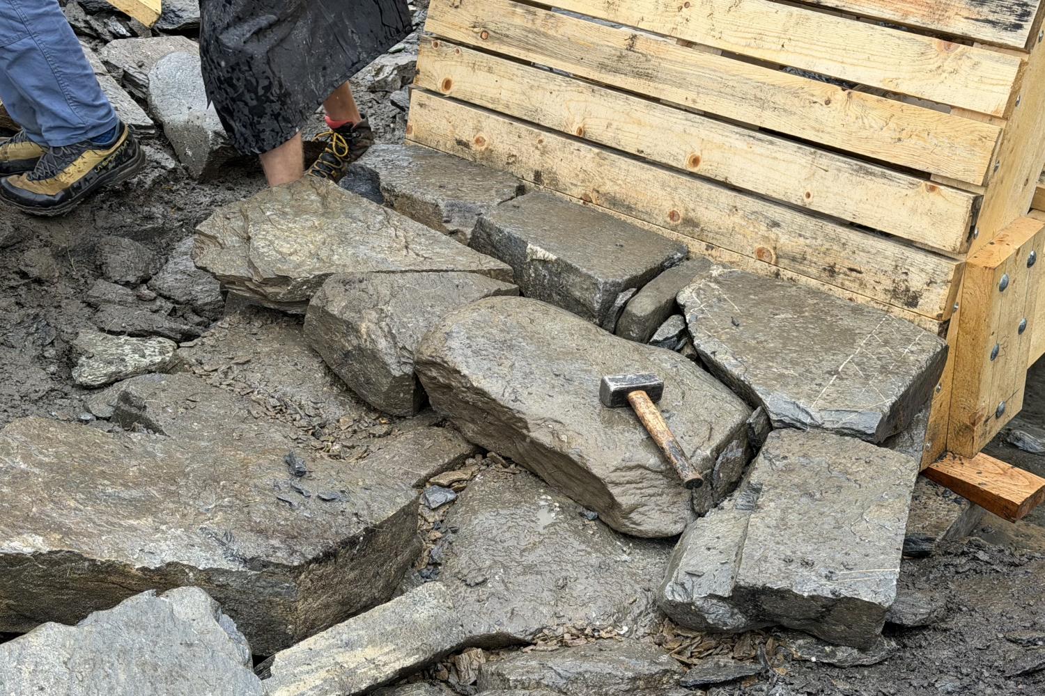 Construction du pont en pierre sèche à côté du refuge de la Femma
