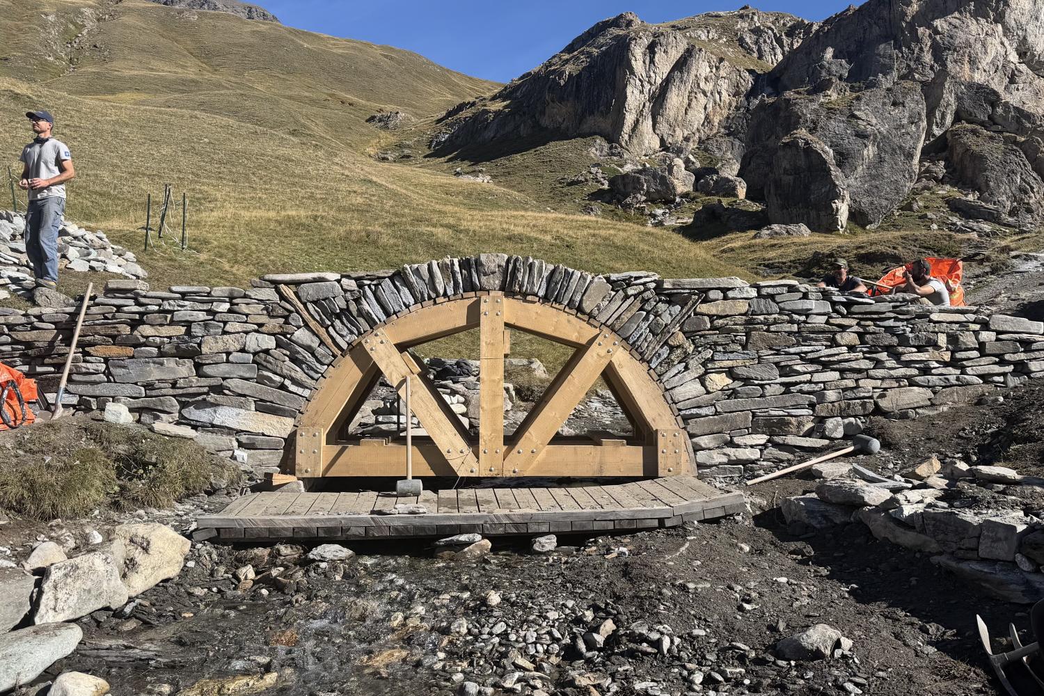 Construction du pont en pierre sèche à côté du refuge de la Femma