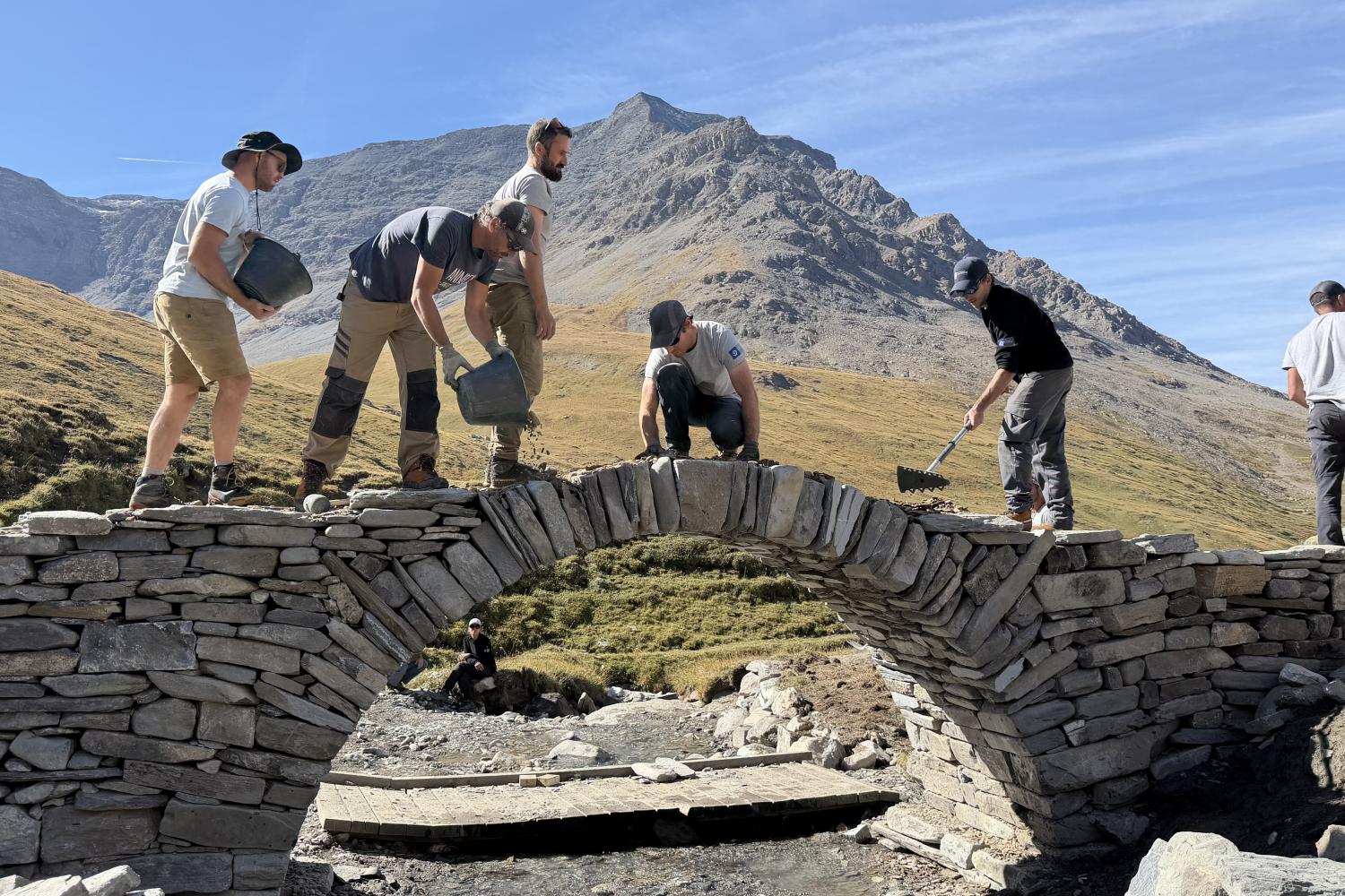 Construction du pont en pierre sèche à côté du refuge de la Femma