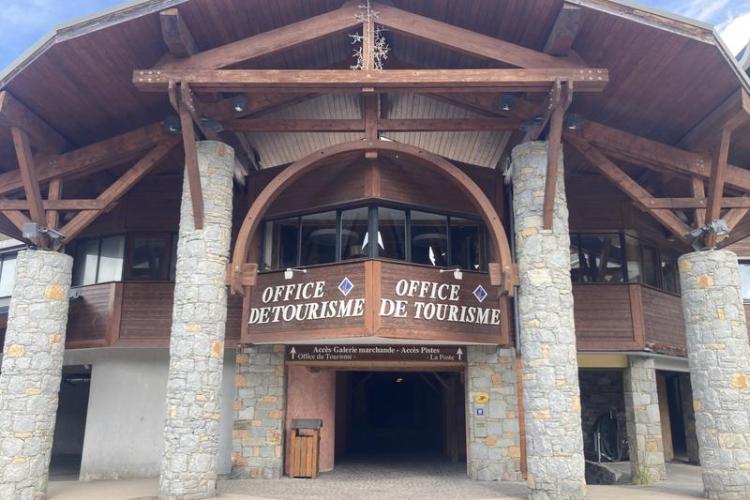 Extérieur -  Office de Tourisme des Menuires - Bienvenue à l’Office de Tourisme des Menuires – Votre point de départ pour découvrir la station et ses activités toute l’année