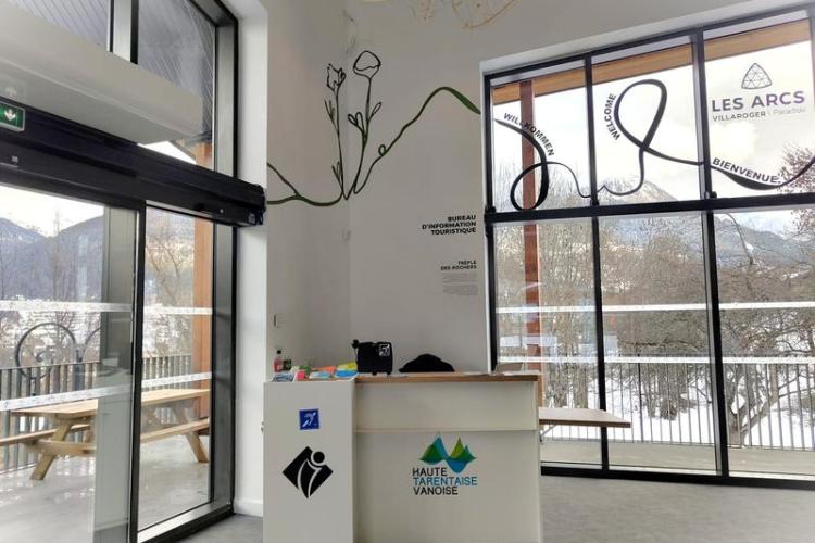 Bureau d'Information Touristique de Villaroger_Villaroger - L'intérieur de l'espace d'accueil à Villaroger