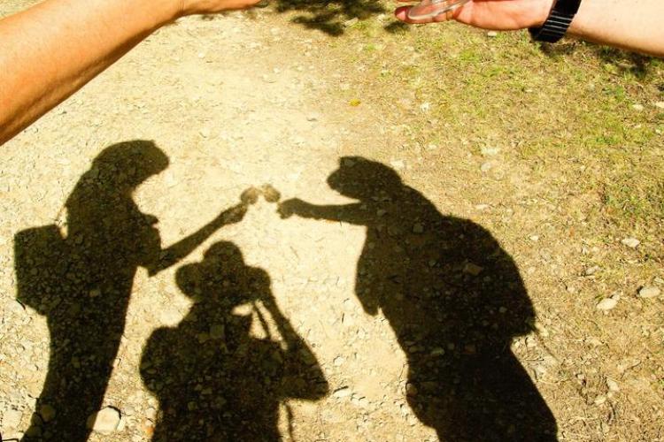 Instant accueil et infos_Aussois - ombres de personnes qui trinquent