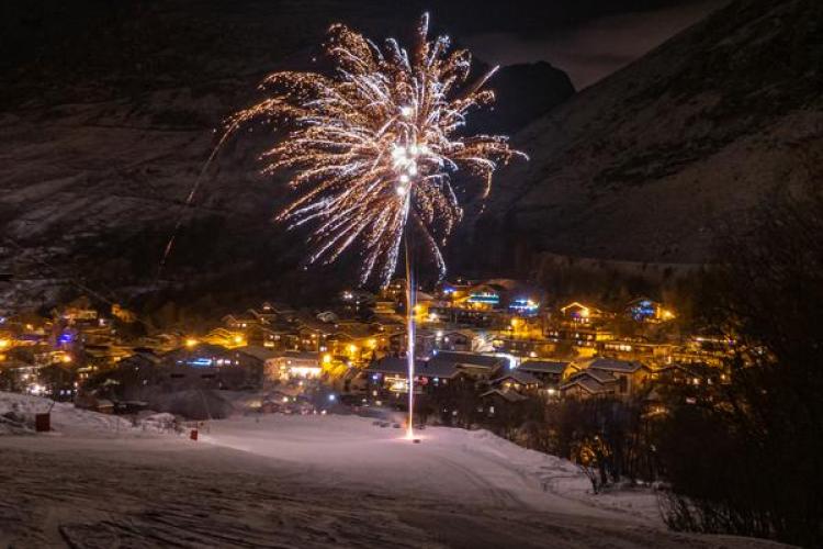 Descente aux flambeaux et feu d'artifice à Bonneval-sur-Arc - Feux d'artifice au dessus du village