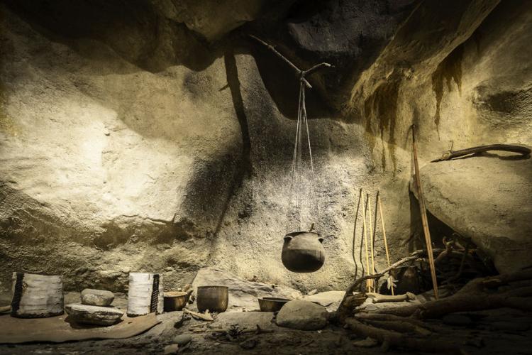 val-cenis-sollieres-archeologie-neolithique-grotte-balmes - Reconstitution de la grotte des Balmes à Val Cenis-Sollières