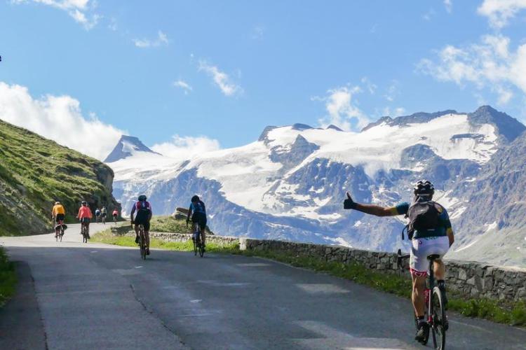 Montée cycliste du col de l'Iseran - Cyclistes dans la montée du col de l'Iseran