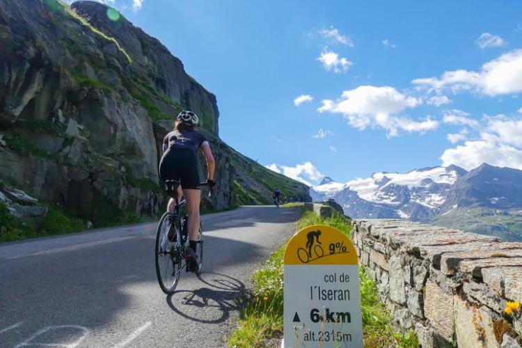 Montée cycliste du col de l'Iseran - Cyclistes sur la route du col de l'Iseran