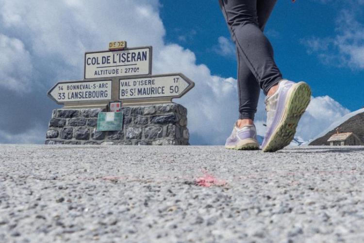 Panneau en haut du Col de l'Iseran en été - Panneau en haut du Col de l'Iseran en été