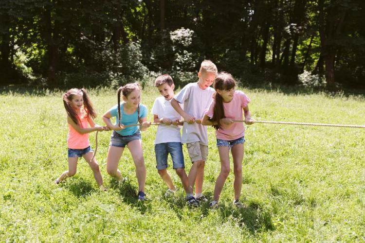 In the boite - Enfants tirants sur une corde