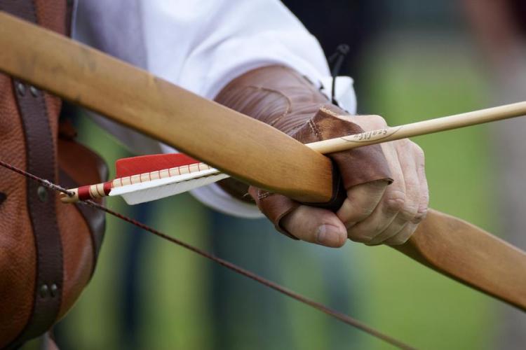Soirée Archery Game_Bonneval-sur-Arc - Main qui tient un arc et une flèche