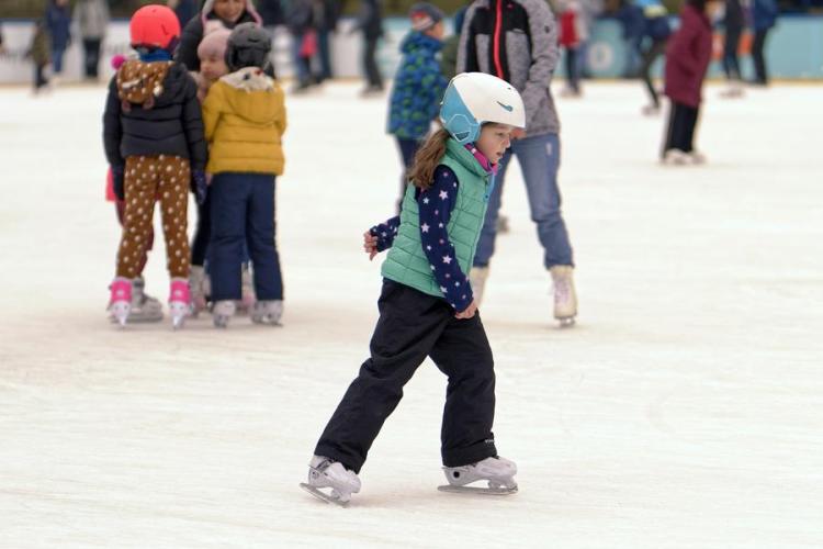 Animation à la patinoire de Bonneval - Gros plan  sur une petite fille qui fait du patin à glace