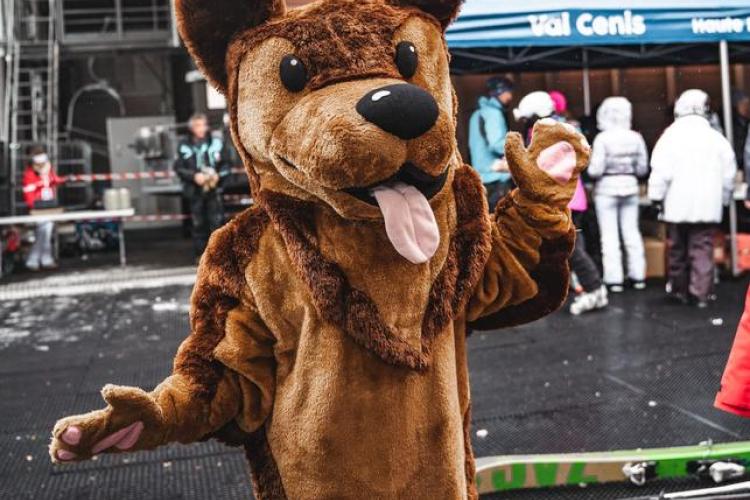 Rencontre avec la mascotte de Val Cenis - Flambeau le chien-mascotte
