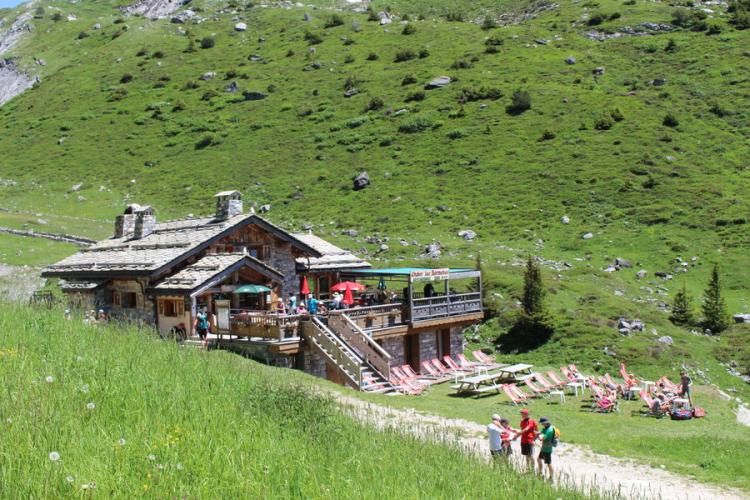 Les Barmettes Eté - Le refuge et sa terrasse en été