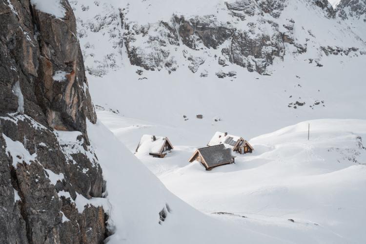 Le refuge du Fond des Fours vue de loin sous la neige en hiver - Le refuge du Fond des Fours vue de loin sous la neige en hiver