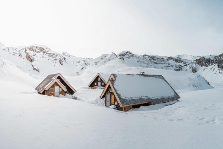 Le refuge du Fond des Fours sous la neige en hiver - Le refuge du Fond des Fours sous la neige en hiver