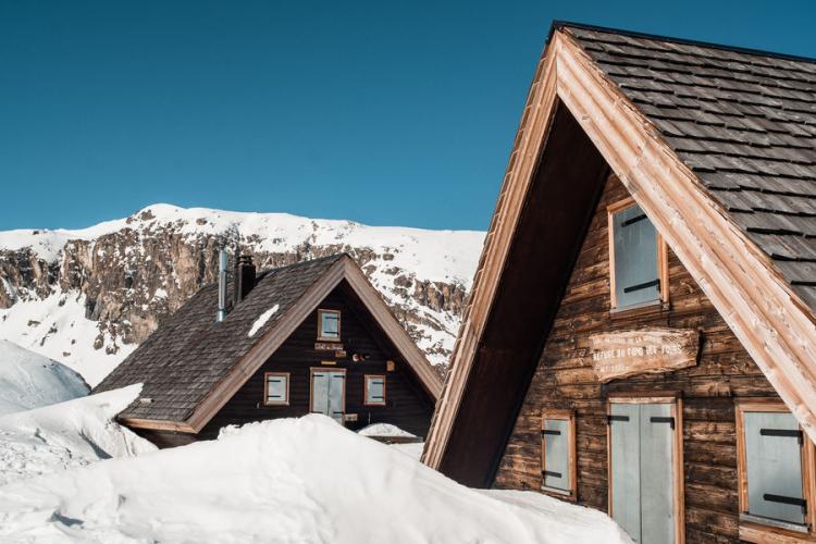 Le refuge du Fond des Fours vue de près sous la neige en hiver - Le refuge du Fond des Fours vue de près sous la neige en hiver