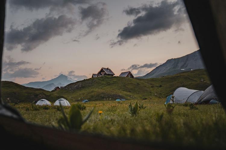 Le refuge du Fond des Fours vue de loin avec la zone de bivouac en été - Le refuge du Fond des Fours vue de loin avec la zone de bivouac en été