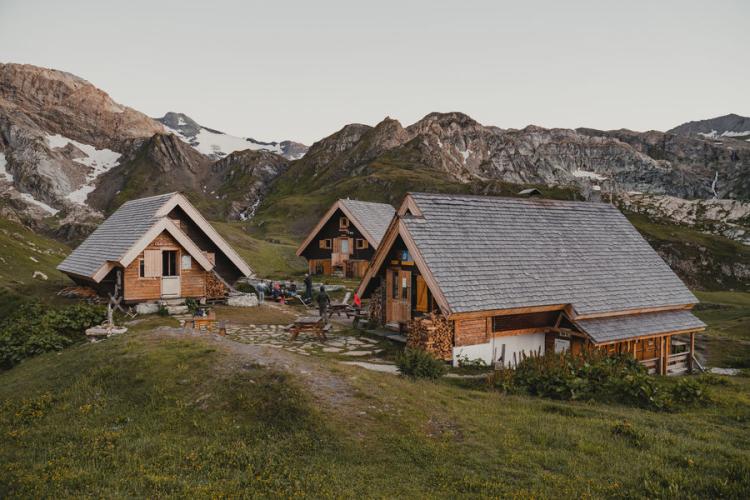 Le refuge du Fond des Fours en été au crépuscule - Le refuge du Fond des Fours en été au crépuscule