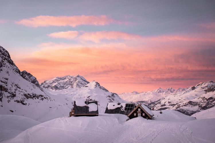 Le refuge du Fond des Fours vue de loin sous la neige en hiver au couché de soleil - Le refuge du Fond des Fours vue de loin sous la neige en hiver au couché de soleil