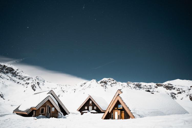 Le refuge du Fond des Fours sous la neige en hiver la nuit - Le refuge du Fond des Fours sous la neige en hiver la nuit