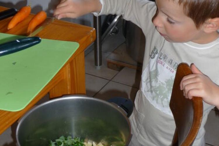 aussois-refuge-fournache-accueil-enfants - Préparation de la soupe au refuge de la Fournache à Aussois
