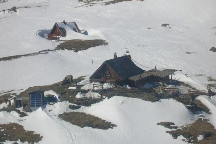 Refuge de la Dent Parrachée à Aussois - Le refuge dans la neige