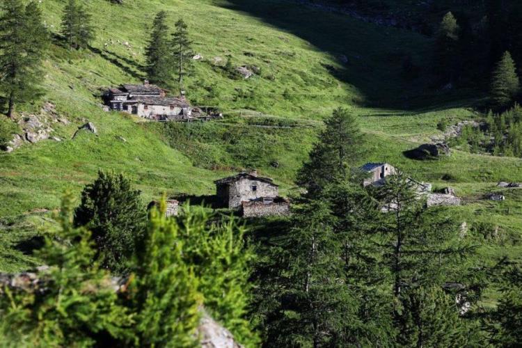 Refuge de Bramanette à Val Cenis-Bramans - Vue depuis le refuge sur de vieux chalets